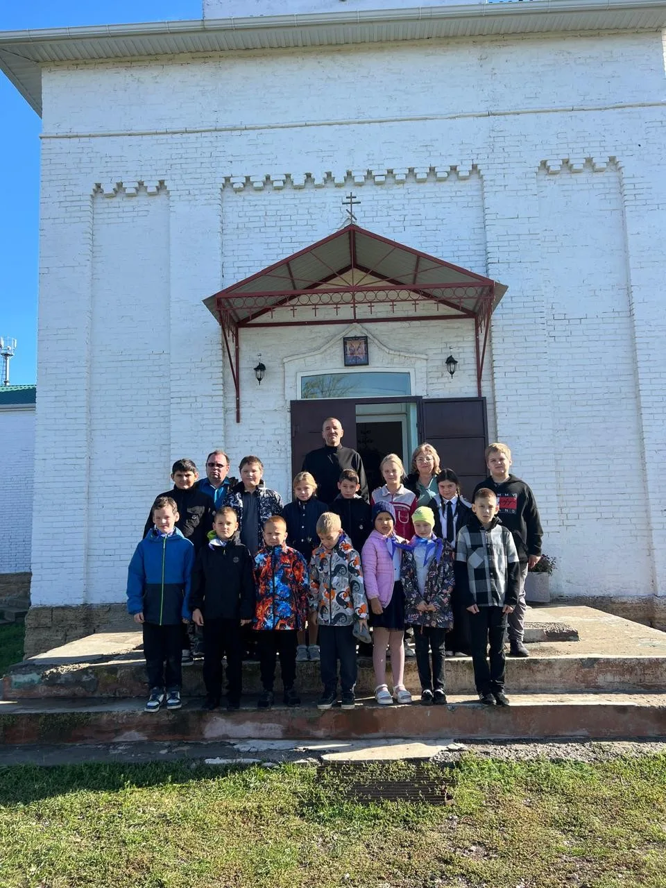 Учащиеся посетили храм в честь апостолов Петра и Павла.